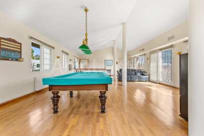 Exclusive house with garden and pool in the center -35
