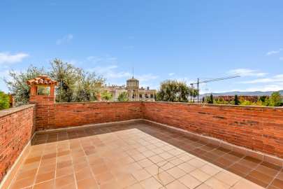 Exclusive house with garden and pool in the center -36