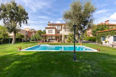 Exclusive house with garden and pool in the center -40