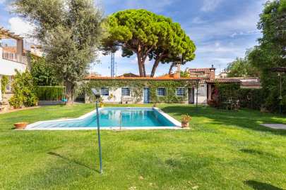 Exclusive house with garden and pool in the center -41