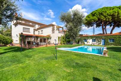 Exclusive house with garden and pool in the center -42