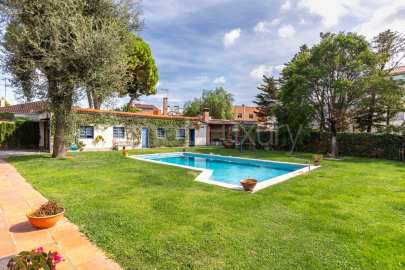 Exclusive house with garden and pool in the center -44
