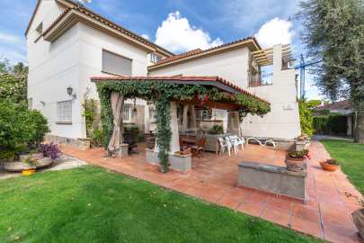 Exclusive house with garden and pool in the center -46