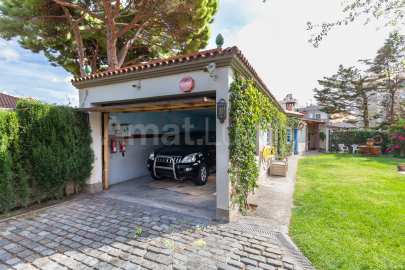 Exclusive house with garden and pool in the center -49