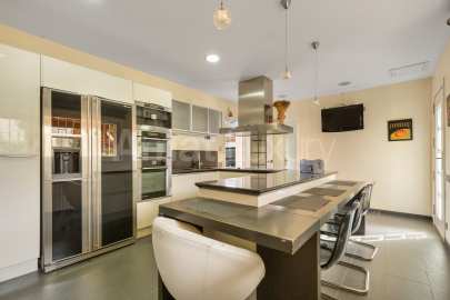 Exclusive house with garden and pool in the center -9