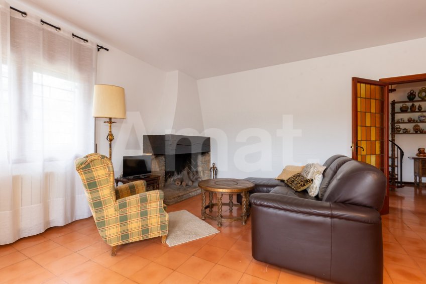 Casa amb gran terreny, i vistes a Mas Roig -10