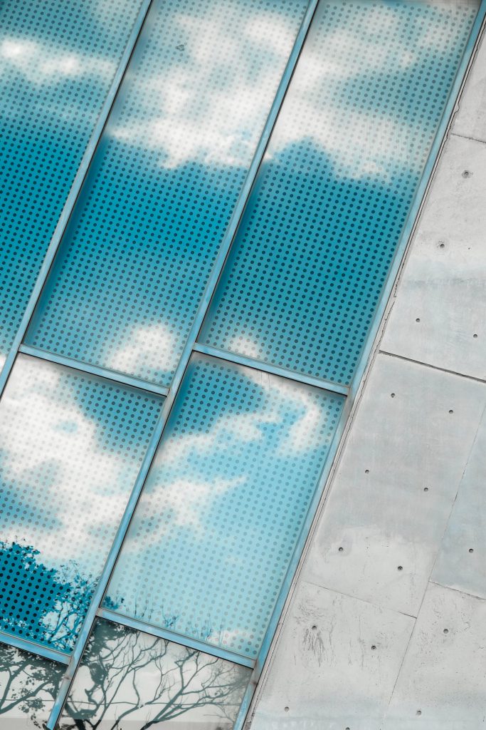 Placas solares en naves industriales, ¿sale a cuenta?